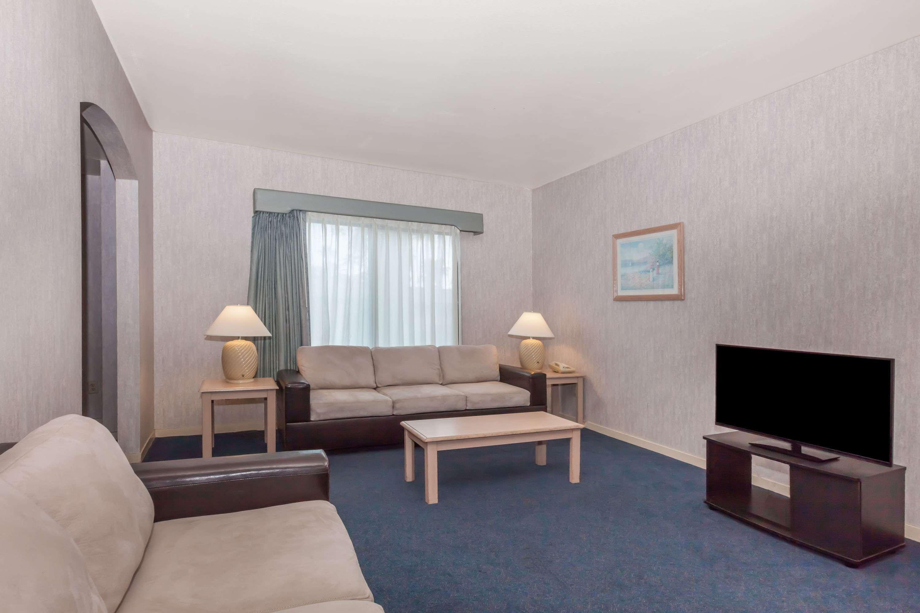 מלון Ramada By Wyndham בייקרספילד מראה חיצוני תמונה