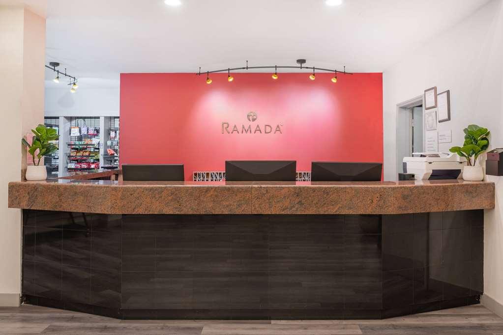 מלון Ramada By Wyndham בייקרספילד מראה פנימי תמונה