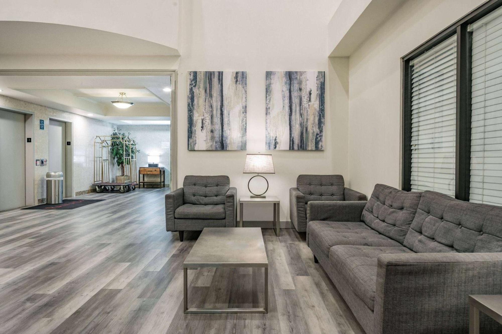 מלון Ramada By Wyndham בייקרספילד מראה חיצוני תמונה