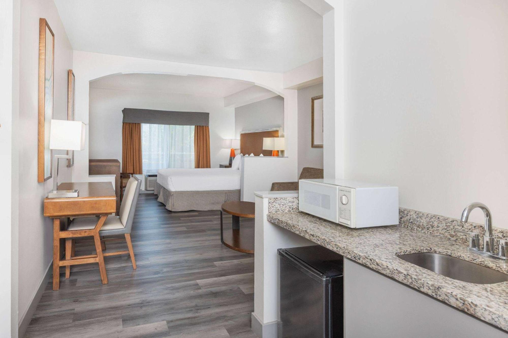 מלון Ramada By Wyndham בייקרספילד מראה חיצוני תמונה