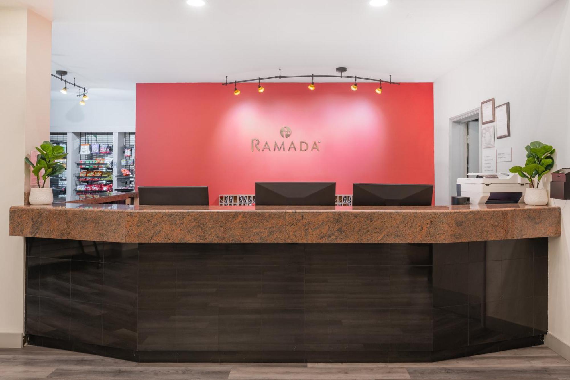מלון Ramada By Wyndham בייקרספילד מראה חיצוני תמונה