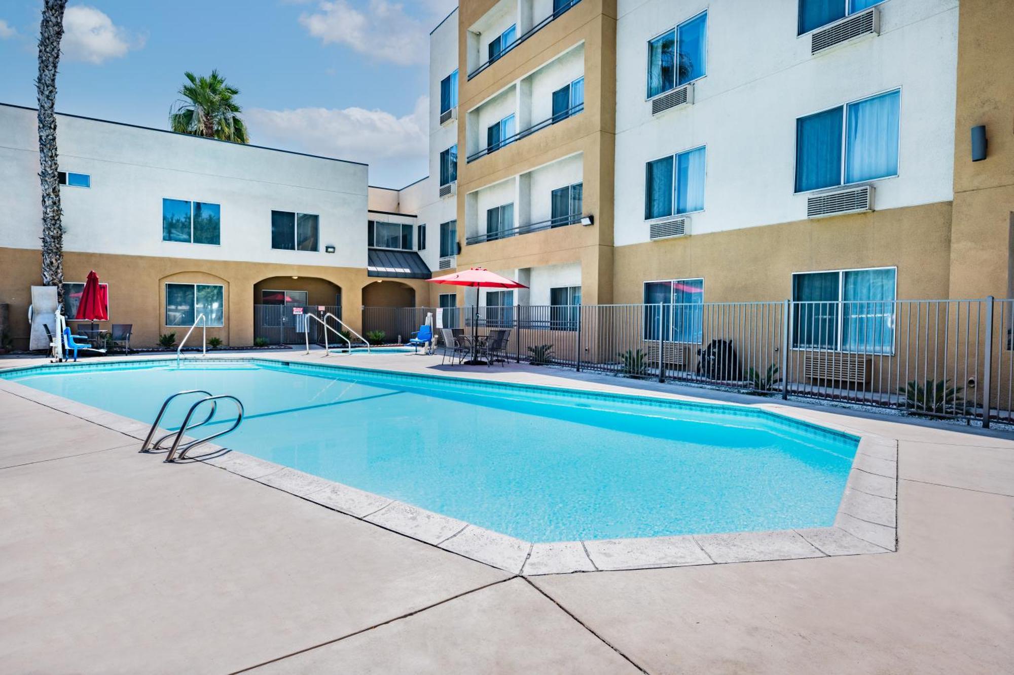 מלון Ramada By Wyndham בייקרספילד מראה חיצוני תמונה